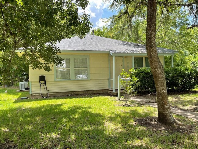 Primary Photo - 302 Acacia St