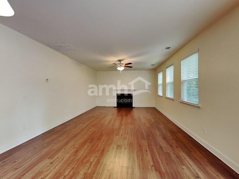 Building Photo - 3021 Greenmont Cir