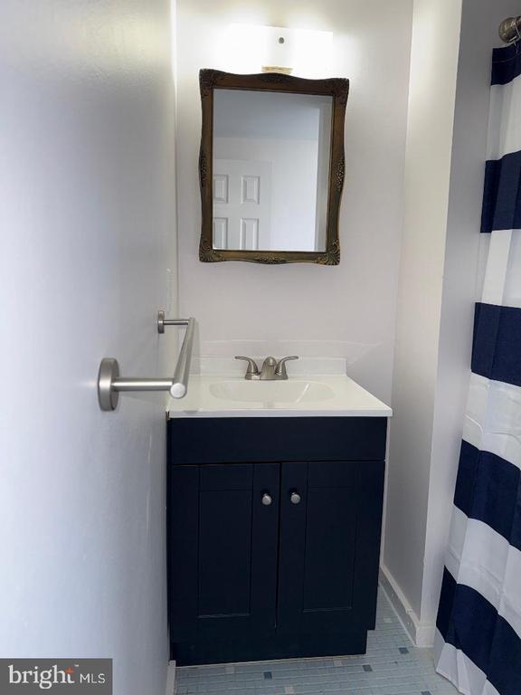 Building Photo - 6 N Main St