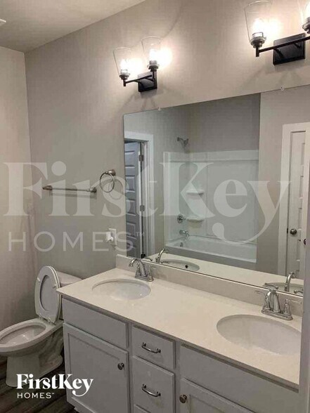 Building Photo - 305 Avalon Wy