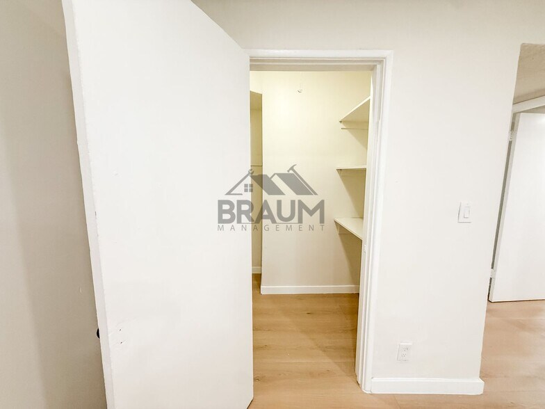 Building Photo - 5252 Hermitage Ave