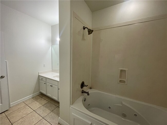 Building Photo - 2814 Vly W Ct