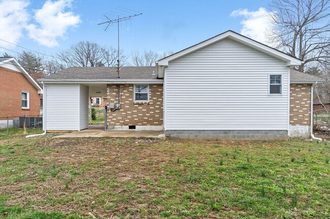 Building Photo - 3 Bedroom 2 Bath Renovated Pet Friendly Home For Rent!