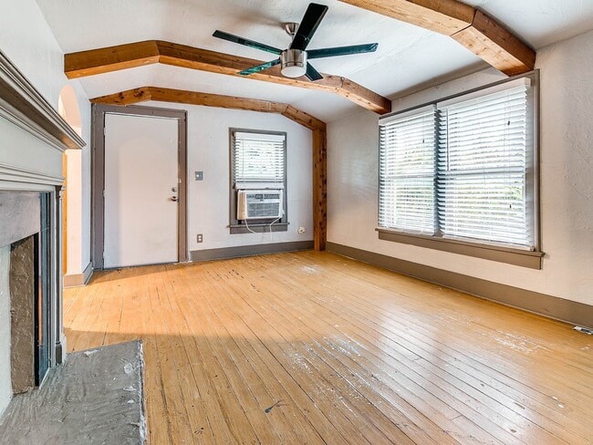 Building Photo - Unique with a Artsy Flare    1Bed + Flex Room /1.5 Bath in Edgemere Park