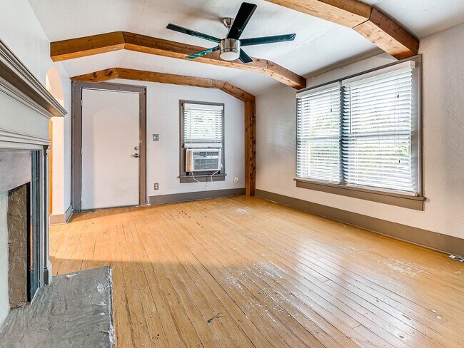 Building Photo - Unique with a Artsy Flare    2 Bed/1.5 Bath in Edgemere Park $995/month!