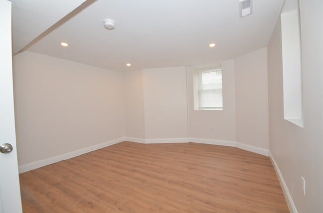 Building Photo - 18 Eaton Ave