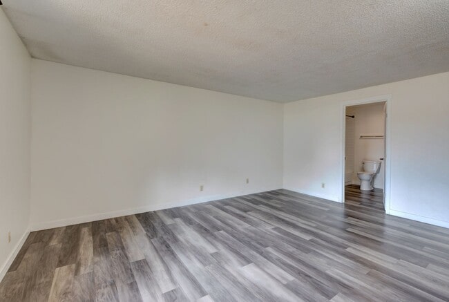 Building Photo - 2 bedroom/1.5 bathroom townhouse