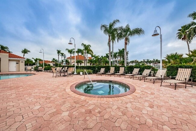 Building Photo - 6151 Bahia Del Mar Blvd S