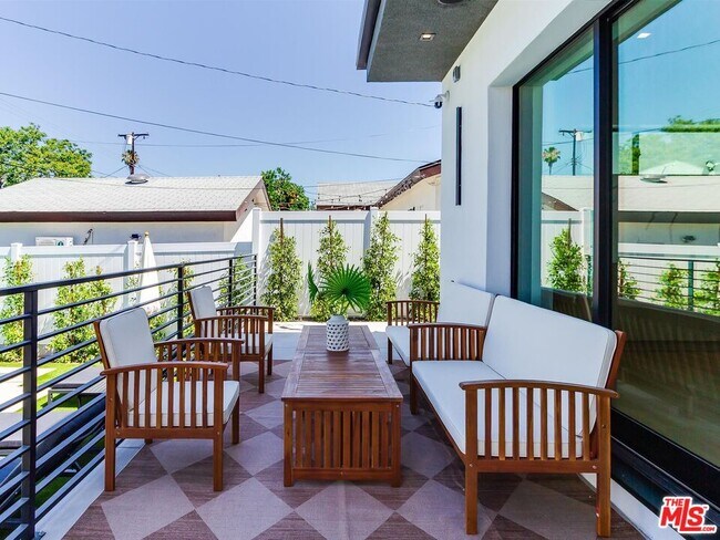 Building Photo - 5929 Hesperia Ave