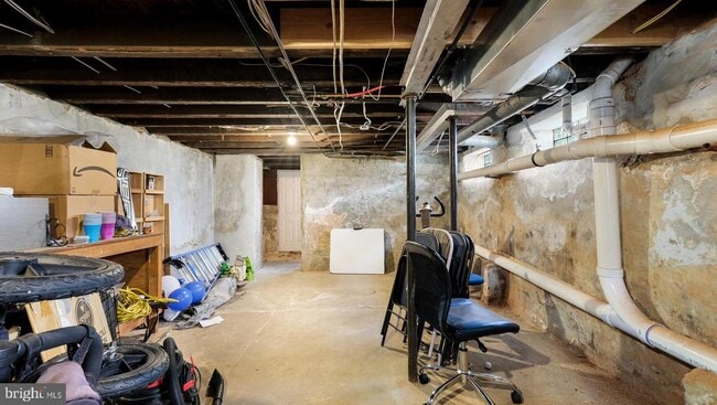 Building Photo - 372 Ripka St