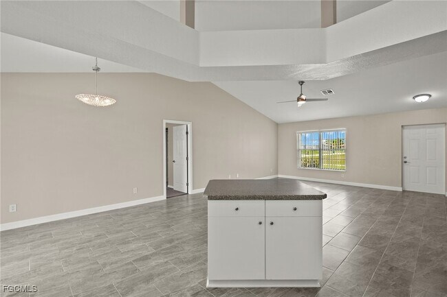 Building Photo - 3919 SW 14th Ave