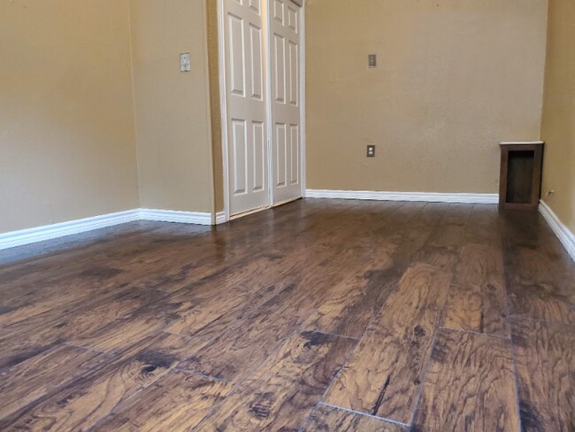 Building Photo - 100 Skyview Dr