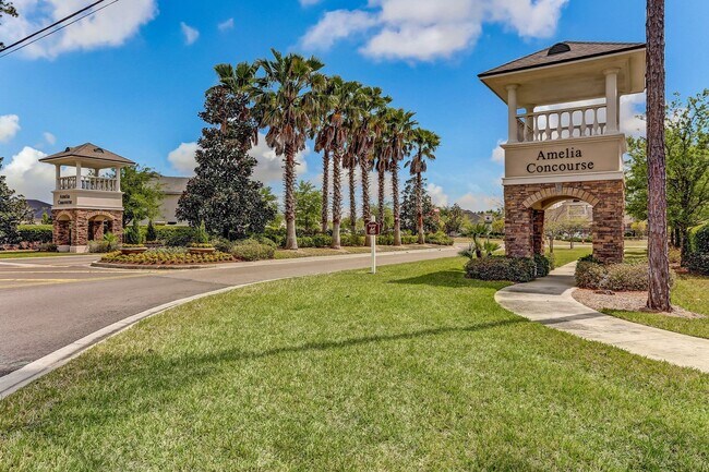 Building Photo - Spacious 4 Bed / 4 Bath Home with Upgrades...