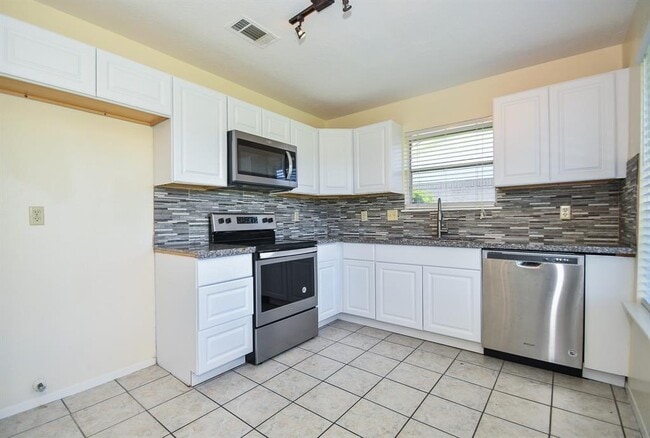 Building Photo - 10110 Shadow Pine Dr