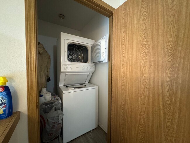 Building Photo - 4 Bedroom 2 Bathroom Duplex - Near WWU