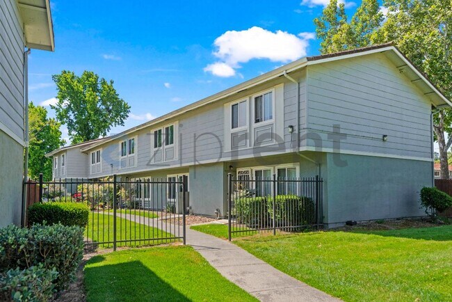 Building Photo - 4880 Saginaw Cir