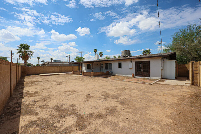 Building Photo - 3bed/1.5bath House at 35th Ave. & Cactus! ...