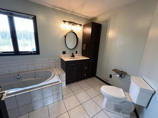 Building Photo - Beautiful 3 Bedroom Home in Alborn