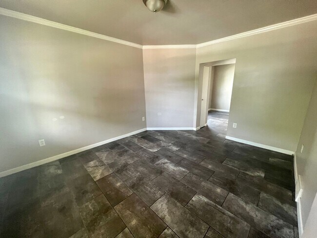 Building Photo - 146 Maplewood Ave