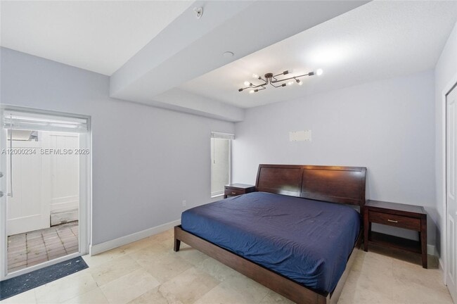 Building Photo - 832 N Victoria Park Rd