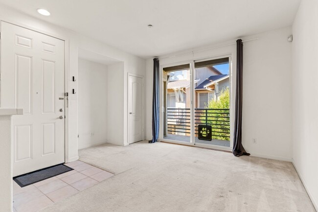 Primary Photo - Modern, Private 2 Bed/2 Bath Townhouse wit...