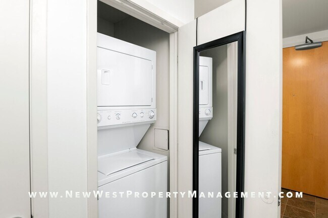 Building Photo - Spacious East Village Penthouse Studio at Metrome! Small Pet Ok! 1 Parking Space Included!