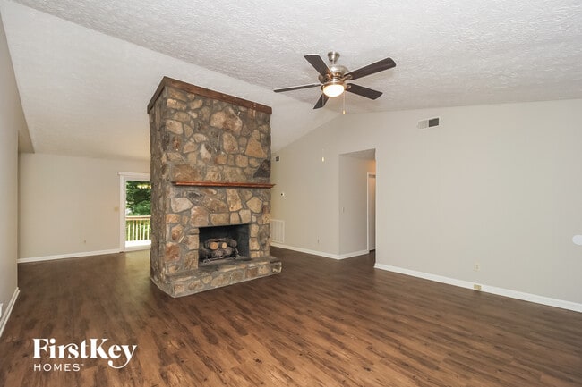 Building Photo - 1049 Rolling Green Dr
