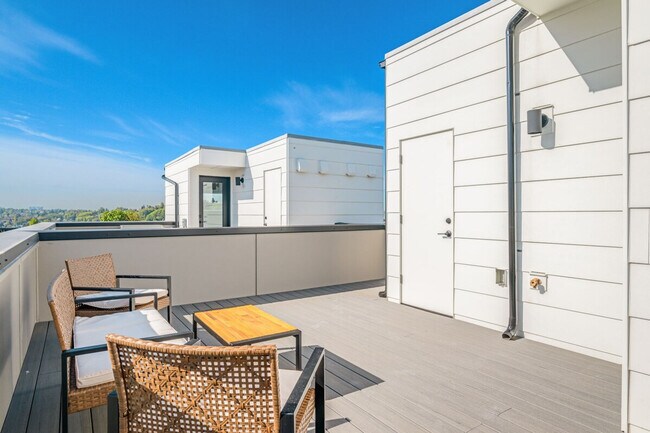 Building Photo - 1600 S Washington St