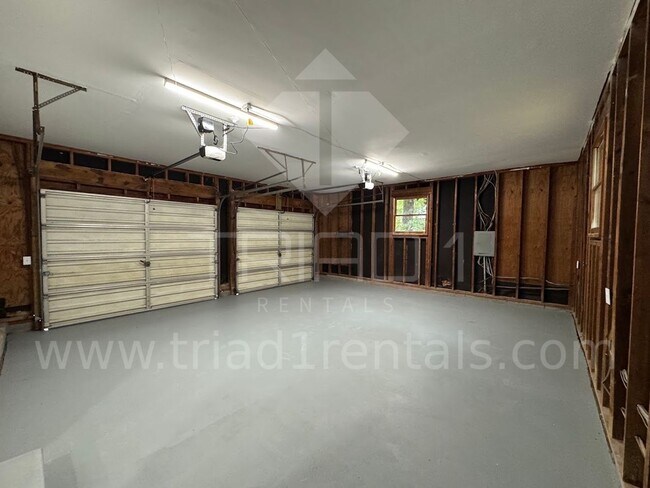 Building Photo - 2205 Hathaway Dr