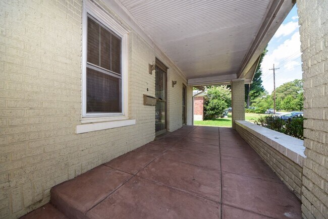 Building Photo - Great 3 bed, 1 bath near University of Mem...