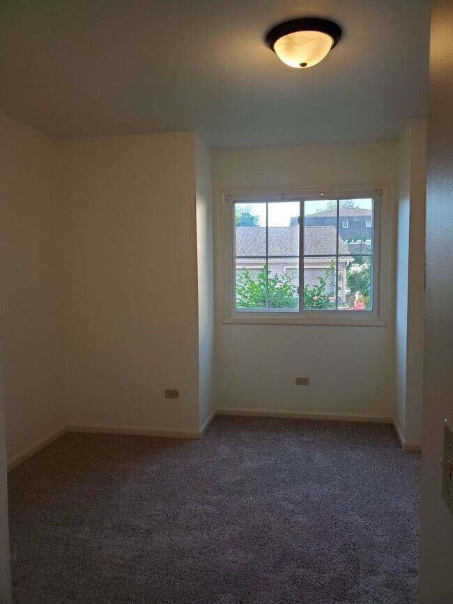 Building Photo - 833 Village Quarter Rd