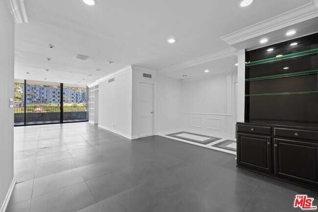 Building Photo - 1100 Alta Loma Rd