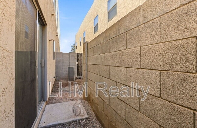 Building Photo - 15818 N 25th St