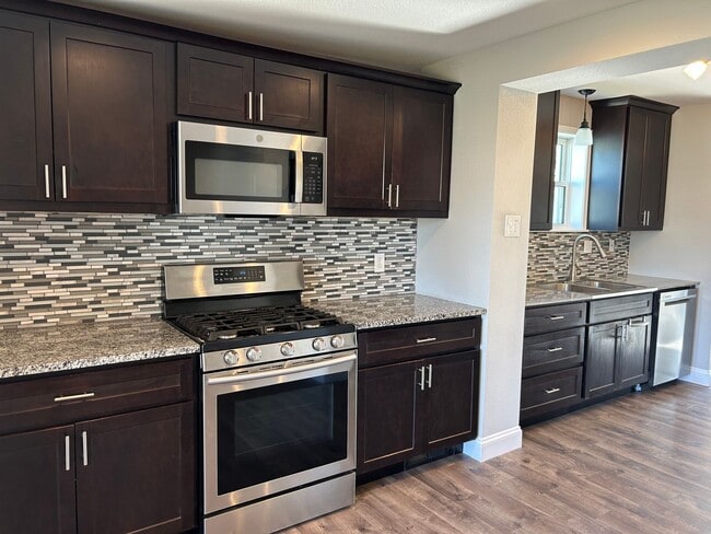 Building Photo - Modern Renovation in Sought-After Area