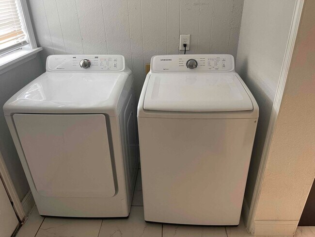 Building Photo - 2410 Ave C NW