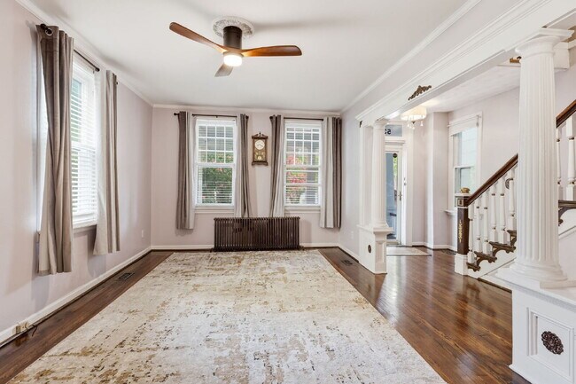 Building Photo - Live Steps from the Heart of Olde Towne
