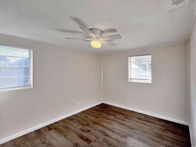 Building Photo - 907 Lake Jessie Dr
