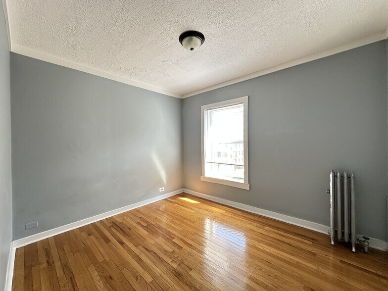 Building Photo - 5662 N Ridge Ave