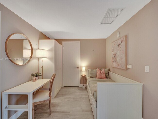 Building Photo - 121 NE 34th St