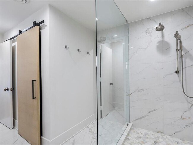 Building Photo - 2660 Peachtree Rd NW