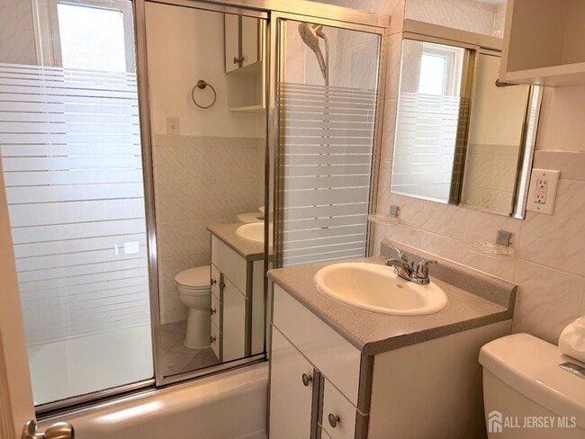 Building Photo - 139 Newman St