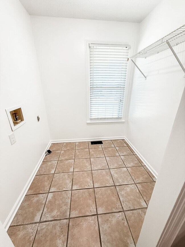 Building Photo - Charming Cape Cod in Halls