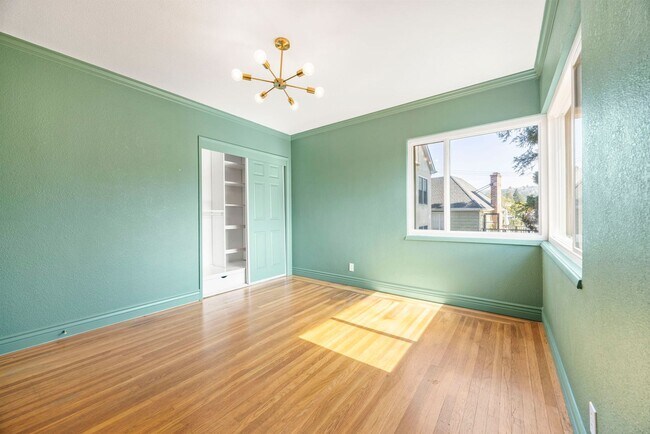 Building Photo - Stunning 2-Bed, 1-Bath Condo in the Heart ...