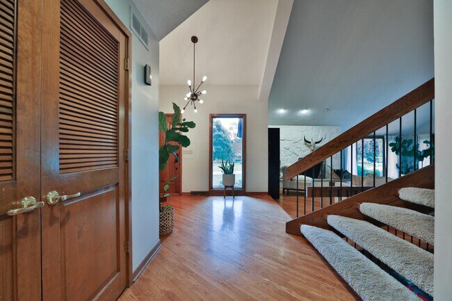 Building Photo - 668 Eagle Ridge