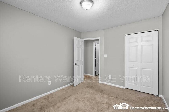 Building Photo - 688 Aylesbury Dr
