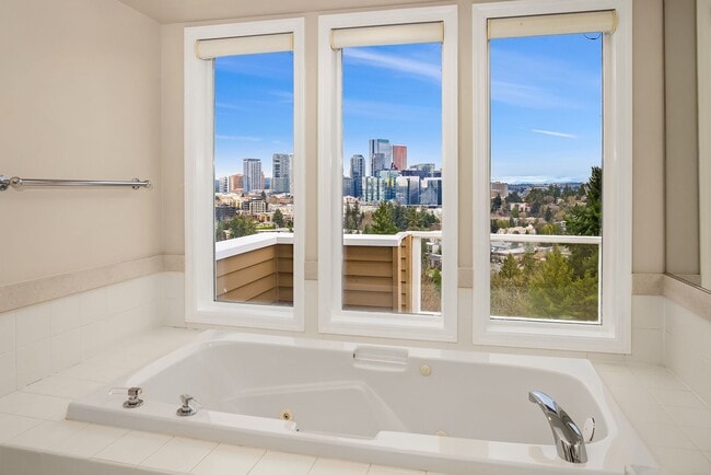 Building Photo - 9610 SE 7th St