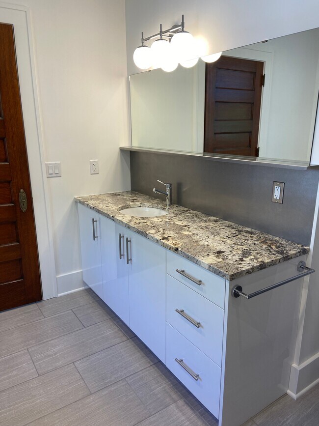 Building Photo - 237 Stuart Ave