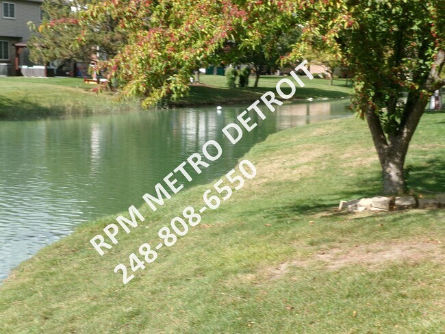 Building Photo - SPACIOUS HOME IN BROWNSTOWN