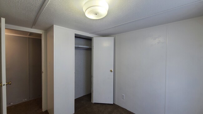 Building Photo - 17 Saturn Ln