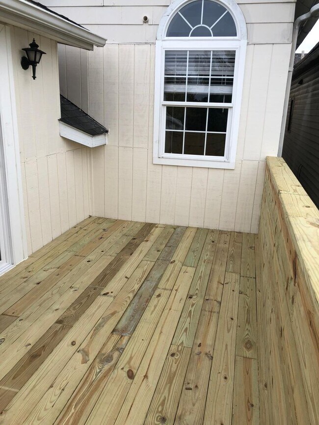 Building Photo - 103 W 2nd St